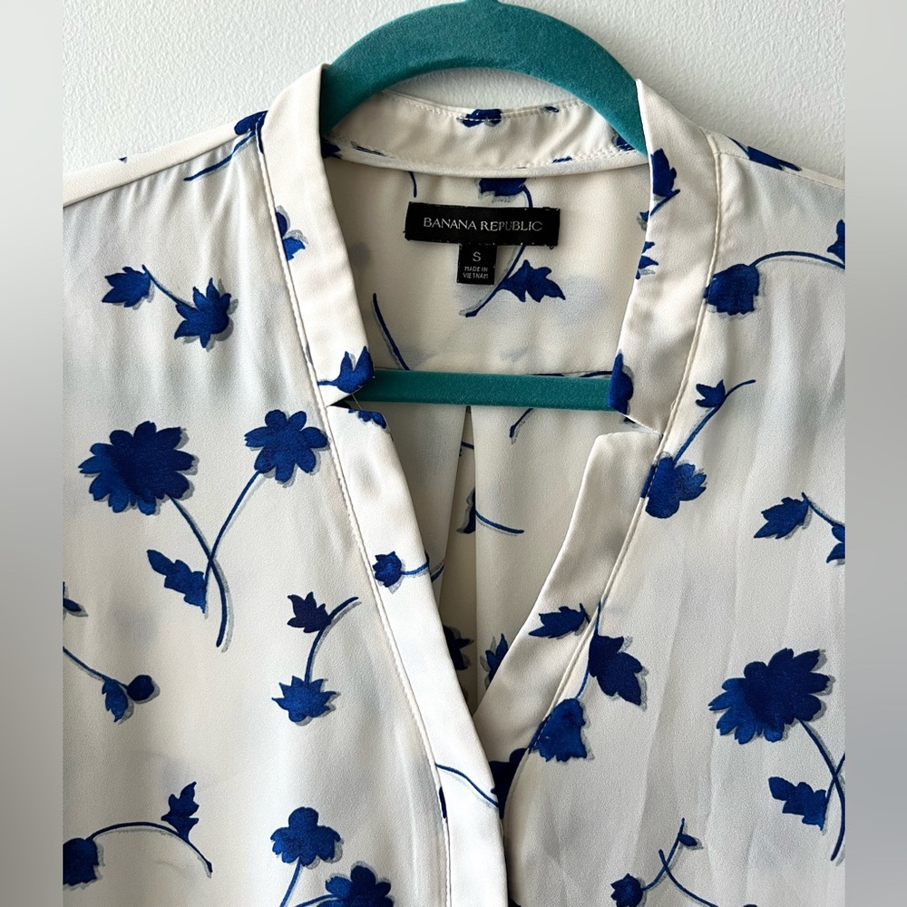 Beautiful Banana Republic Blue and White Floral Print Blouse - Picture 5 of 8